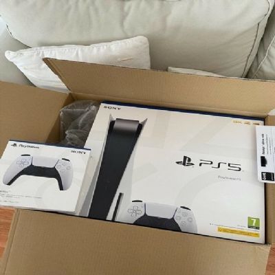 ps5 console 2controllers  free vR  free 